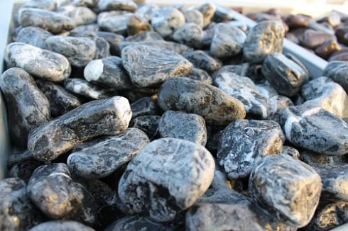 Kamenclub.ru: Щебень галтованный черный (мрамор) фр.20-40 мм.  купить в Брянске мрамор черный с белыми прожилками мрамор окатанный округлый 15000 руб/т   фото КАМЕНЬ КЛУБ