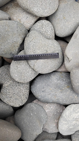 Kamenclub.ru: Галька речная плоская (темно-серая) фр. 70-150 мм. купить  в Брянске галечник природный темно-серый серый синий речная плоская природная окатанная  9000 руб/т   фото КАМЕНЬ КЛУБ