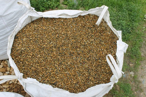 Kamenclub.ru: Галька окат (серо-желтая) фр.10-20 мм. купить  в Брянске галька серо-желтая, рыжая, серый речная окатанная округлая галька 5000 руб/т   фото КАМЕНЬ КЛУБ