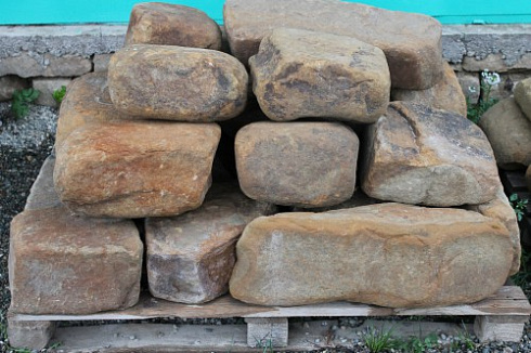 Kamenclub.ru: Песчаник для строительства и кладки (фр. 200-400 мм)  купить в Брянске песчаник бежевый серый рыжий желтый блоки для строительства из песчаника 6500 руб/т   фото КАМЕНЬ КЛУБ