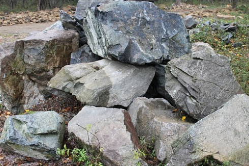 Kamenclub.ru: Змеевик скальник фр. 500-1500 мм.  купить в Брянске змеевик зеленый серый черный глыба скальная колотая 7500 руб/т   фото КАМЕНЬ КЛУБ