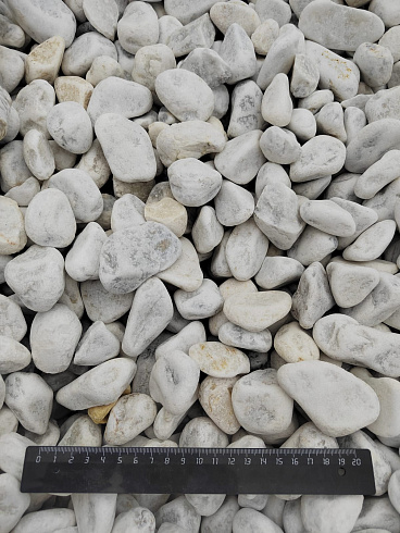 Kamenclub.ru: Мраморная крошка (щебень галтованный белый) фр.40-70 мм.  купить в Брянске мрамор белый молочный айвори окатанный округлый природный камень 17000 руб/т   фото КАМЕНЬ КЛУБ