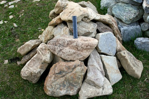 Kamenclub.ru: Песчаник декоративный ландшафтный (фр. 300-500 мм)  купить в Брянске песчаник желтый рыжий серый зеленый валун речной окатанный природный песчаника 4 500 руб/т   фото КАМЕНЬ КЛУБ