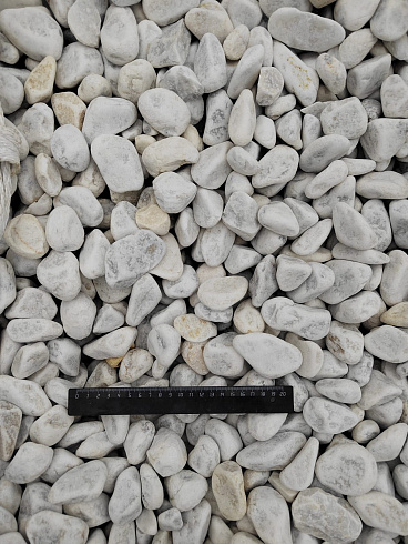 Kamenclub.ru: Мраморная крошка (щебень галтованный белый) фр.40-70 мм.  купить в Брянске мрамор белый молочный айвори окатанный округлый природный камень 17000 руб/т   фото КАМЕНЬ КЛУБ