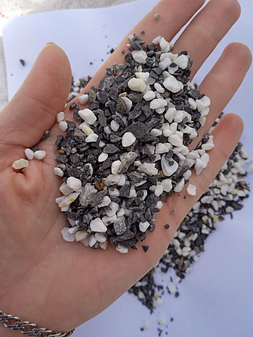 Kamenclub.ru: Мраморная крошка (щебень галтованный микс:: белый-черный) фр.5-10 мм  купить в Брянске мрамор белый, черный, молочный, серый галтовка мраморная окатанная декоративная ландшафтная 15500 руб/т   фото КАМЕНЬ КЛУБ