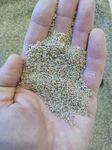 Кварцевый песок для площадок фр. 0,6-1,2 мм.  купить в Брянске фото Камень Клуб