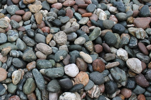 Kamenclub.ru: Галька речная окат (ассорти) фр. 50-100 мм. купить  в Брянске галька природная округлая серая белая черная серая коричневая синяя галька речная окатанная округлая 6200 руб/т   фото КАМЕНЬ КЛУБ