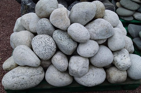 Kamenclub.ru: Бело-серый валунчик фр.100-300 мм.  купить в Брянске крупный камень для ландшафта серый, белый бело-серый валун крупная галька 4500 руб/т   фото КАМЕНЬ КЛУБ