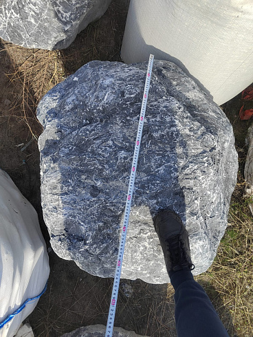 Kamenclub.ru: Черный мрамор скальник фр. 1000-1500 мм.  купить в Брянске мрамор черный белый серый крупный колотый валун ландшафтный 9000 руб/т   фото КАМЕНЬ КЛУБ