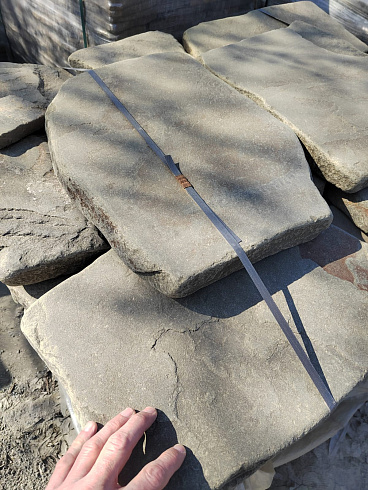 Kamenclub.ru: Песчаник пластушка светло-серый (3,0 см)  купить в Брянске песчаник светло-серый, серый песчаник рваный ландшафтный колотый 13800 руб/м3   фото КАМЕНЬ КЛУБ