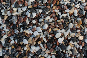 Kamenclub.ru: Мраморная крошка (щебень галтованный микс:белый-черный-розовый-медовый) фр.10-20 мм.  купить в Брянске мрамор белый, медовый, черный, розовый мраморный декоративный ландшафтный окатанный округлый галтованный щебень 15500 руб/т   фото КАМЕНЬ КЛУБ