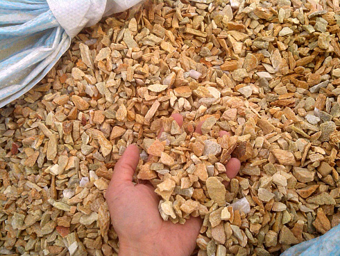 Kamenclub.ru: Щебень крошка желтый (ЗЛАТОЛИТ) фр. 5-10 мм.  купить в Брянске мрамор золотистый, бежевый, желтый каменная ландшафтная декоративная крошка здатолита 8500 руб/т   фото КАМЕНЬ КЛУБ