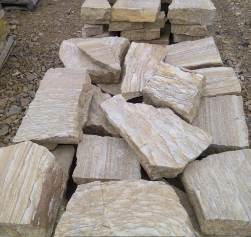 Kamenclub.ru: Песчаник пластушка желтый с рисунком (7-15 см)  купить в Брянске плитняк - пластушка - бут желтый песчаник 10200 руб/м3   фото КАМЕНЬ КЛУБ