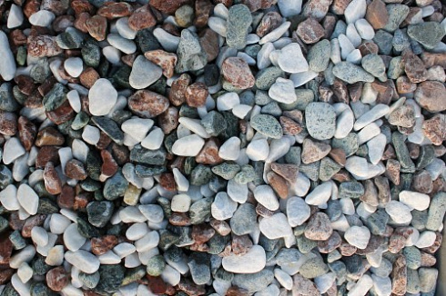 Kamenclub.ru: Мраморная крошка (щебень галтованный микс:белый-зеленый-розовый) фр.20-40 мм.  купить в Брянске мрамор белый, зеленый, розовый мрамор декоративный (галтовка) 15500 руб/т   фото КАМЕНЬ КЛУБ