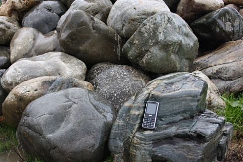 Kamenclub.ru: Речной валун Кабанчик фр.300-500 мм.  купить в Брянске крупный природный камень галька серый, темно-серый речной валун галечник масштабный 7000 руб/т   фото КАМЕНЬ КЛУБ