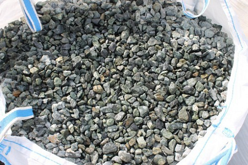 Kamenclub.ru: Щебень крошка зеленый (змеевик) фр. 20-40 мм.  купить в Брянске мрамор зеленый, салатовый ландшафтная мраморная крошка 8500 руб/т   фото КАМЕНЬ КЛУБ