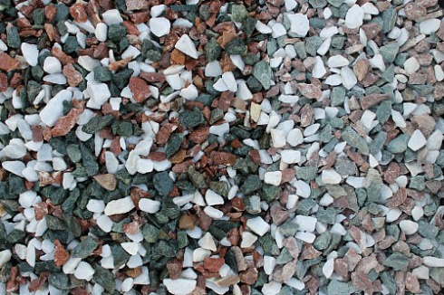 Kamenclub.ru: Мраморная крошка (щебень крошка микс: белый-зеленый-розовый) фр. 10-20 мм.  купить в Брянске мрамор белый, зеленый, розовый декоративный ландшафтный колотый щебень 12000 руб/т   фото КАМЕНЬ КЛУБ
