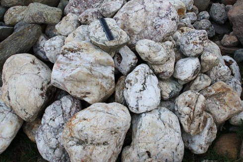 Kamenclub.ru: Кварцевый валунчик фр.100-300 мм.  купить в Брянске кварц белый, бежевый молочный рыжий крупный природный камень галечник 7850 руб/т   фото КАМЕНЬ КЛУБ