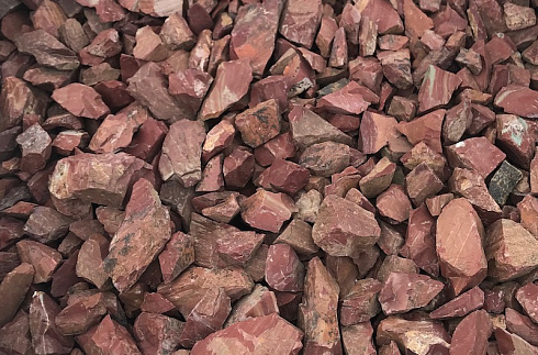 Kamenclub.ru: Щебень крошка красный (ЯШМА) фр. 20-40 мм.  купить в Брянске яшма красный, бордовый декоративный ландшафтный щебень 9000 руб/т   фото КАМЕНЬ КЛУБ