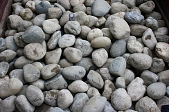 Kamenclub.ru: Речной валун (Ассорти) фр.100-300 мм.  купить в Брянске галечник серый, темно-серый, светло-серый речная галька крупных размеров 4200 руб/т   фото КАМЕНЬ КЛУБ