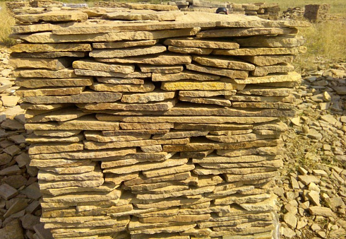 Kamenclub.ru: Песчаник пластушка желтый с разводом под дерево (2 см)  купить в Брянске плитняк желтый с разводами, желтый, рыжий, серый песчаник пластушка рваная ландшафтная 11 000 руб/м3   фото КАМЕНЬ КЛУБ