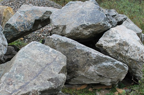 Kamenclub.ru: Змеевик скальник фр. 500-1500 мм.  купить в Брянске змеевик зеленый серый черный глыба скальная колотая 7500 руб/т   фото КАМЕНЬ КЛУБ