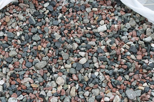 Kamenclub.ru: Мраморная крошка (щебень галтованный микс:: серый-зеленый-розовый) фр.10-20 мм.  купить в Брянске мрамор серый, зеленый, розовый щебень окатанный округлый декоративный ландшафтный 15500 руб/т   фото КАМЕНЬ КЛУБ