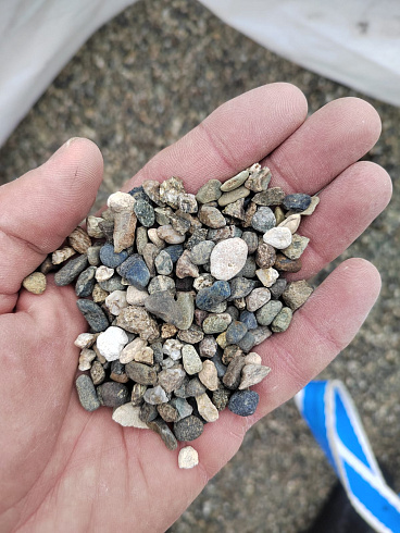 Kamenclub.ru: Галька речная окат (серая) фр.5-10 мм купить  в Брянске галька речная серая, серый, темно-серый, светло-серый, коричневый речная окатанная галька декоративная ландшатфная 5000 руб/т   фото КАМЕНЬ КЛУБ