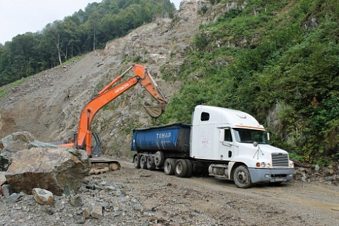 Kamenclub.ru: Гранит скальник (серо-зеленый) фр. 500-1500 мм.  купить в Брянске гранит мрамор  серый зеленый темно-серый глыба скальная колотая ландшафтная 7 500 руб/т   фото КАМЕНЬ КЛУБ