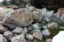 Kamenclub.ru: Гранит скальник (серо-зеленый) фр. 500-1500 мм.  купить в Брянске гранит мрамор  серый зеленый темно-серый глыба скальная колотая ландшафтная 7 500 руб/т   фото КАМЕНЬ КЛУБ