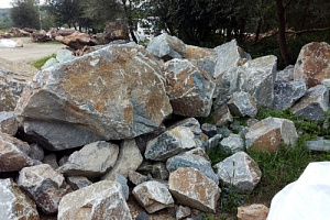 Kamenclub.ru: Гранит скальник (серо-зеленый) фр. 500-1500 мм.  купить в Брянске гранит мрамор  серый зеленый темно-серый глыба скальная колотая ландшафтная 7 500 руб/т   фото КАМЕНЬ КЛУБ