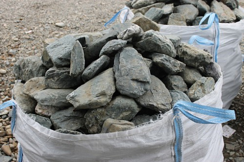 Kamenclub.ru: Гранит скальник (серо-зеленый) фр. 100-500 мм.  купить в Брянске гранит зеленый, серый, салатовый крупный ландшафтный валун 6 000 руб/т   фото КАМЕНЬ КЛУБ