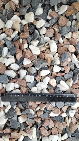 Kamenclub.ru: Мраморная крошка (щебень галтованный микс:белый-зеленый-розовый) фр.20-40 мм.  купить в Брянске мрамор белый, зеленый, розовый мрамор декоративный (галтовка) 15500 руб/т   фото КАМЕНЬ КЛУБ