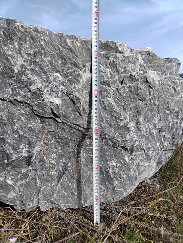 Kamenclub.ru: Черный мрамор скальник фр. 1000-1500 мм.  купить в Брянске мрамор черный белый серый крупный колотый валун ландшафтный 9000 руб/т   фото КАМЕНЬ КЛУБ