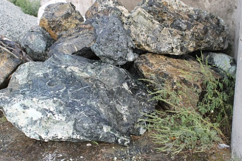 Kamenclub.ru: Змеевик скальник фр. 500-1500 мм.  купить в Брянске змеевик зеленый серый черный глыба скальная колотая 7500 руб/т   фото КАМЕНЬ КЛУБ