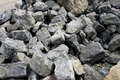 Kamenclub.ru: Черный мрамор скальник фр. 1000-1500 мм.  купить в Брянске мрамор черный белый серый крупный колотый валун ландшафтный 9000 руб/т   фото КАМЕНЬ КЛУБ