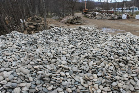 Kamenclub.ru: Галька речная плоская (ассорти) фр. 100-200-300 мм. купить  в Брянске галька плоская разноцветная серый белый темно-серый синий речная галька ландшафтная 8000 руб/т   фото КАМЕНЬ КЛУБ