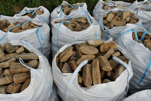 Kamenclub.ru: Песчаник для строительства и кладки блочный (фр 100-200 мм)  купить в Брянске песчаник бежевый серый рыжий валун мелкий для строительства песчаник 6500 руб/т   фото КАМЕНЬ КЛУБ