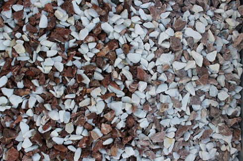 Kamenclub.ru: Мраморная крошка (щебень крошка микс: белый-розовый) фр. 10-20 мм.  купить в Брянске мрамор белый, розовый каменный декоративный ландшафтный щебень 12000 руб/т   фото КАМЕНЬ КЛУБ